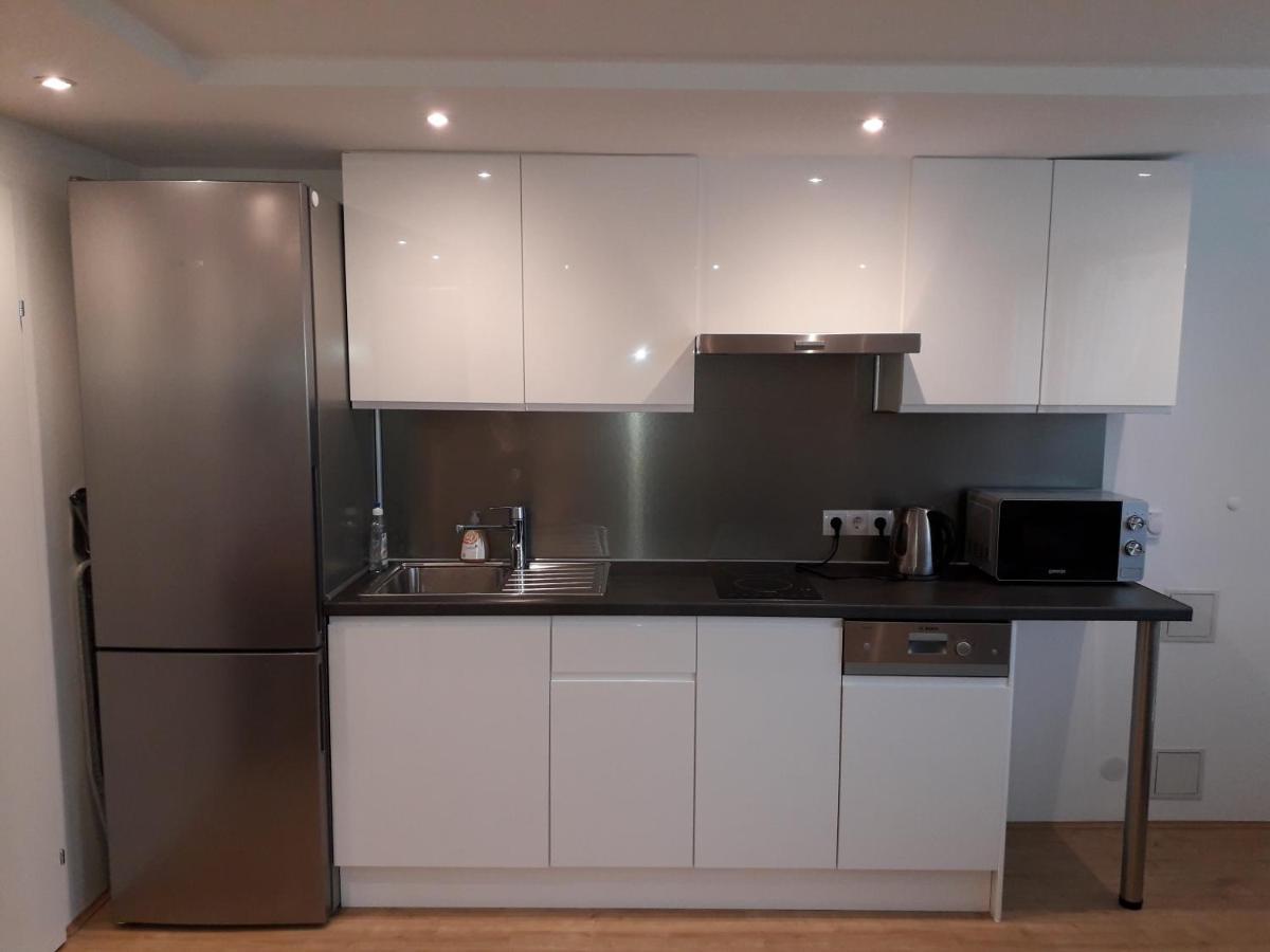 Appartamento Cosy Flat In The Quiet Area With Own Garden, Free Parking And Direct Public Transport Link To The Centre Vienna Esterno foto