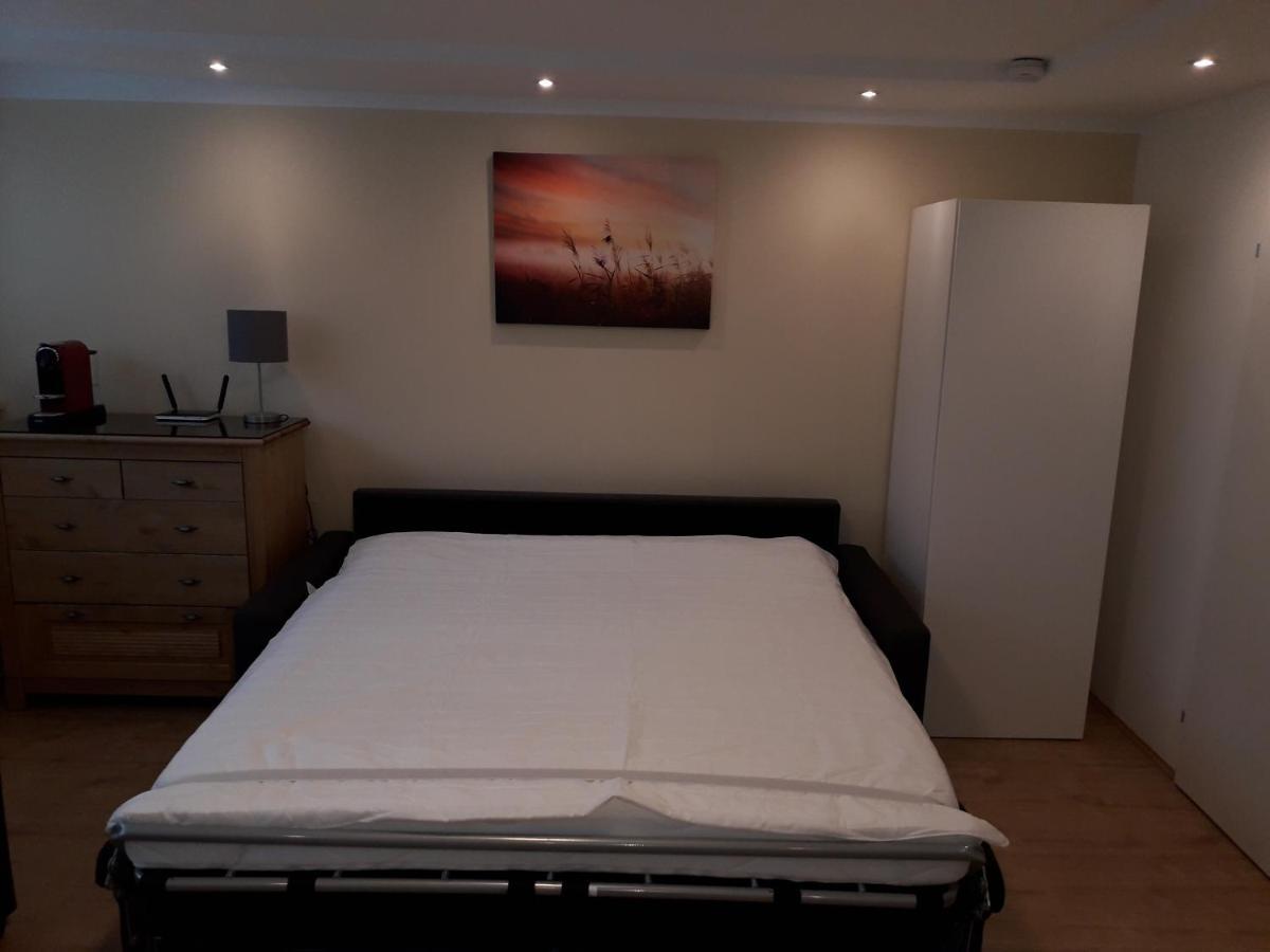 Appartamento Cosy Flat In The Quiet Area With Own Garden, Free Parking And Direct Public Transport Link To The Centre Vienna Esterno foto