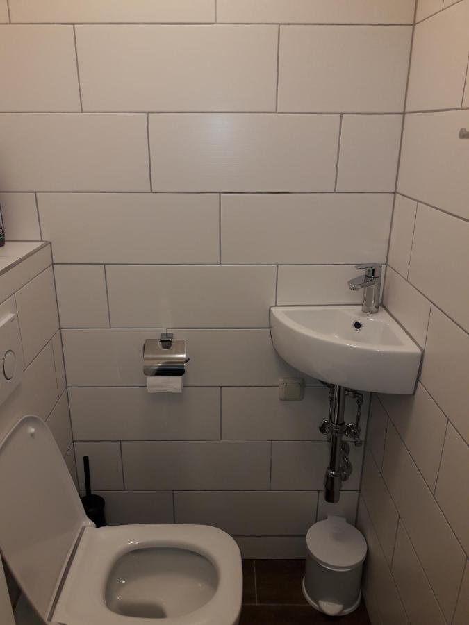 Appartamento Cosy Flat In The Quiet Area With Own Garden, Free Parking And Direct Public Transport Link To The Centre Vienna Esterno foto