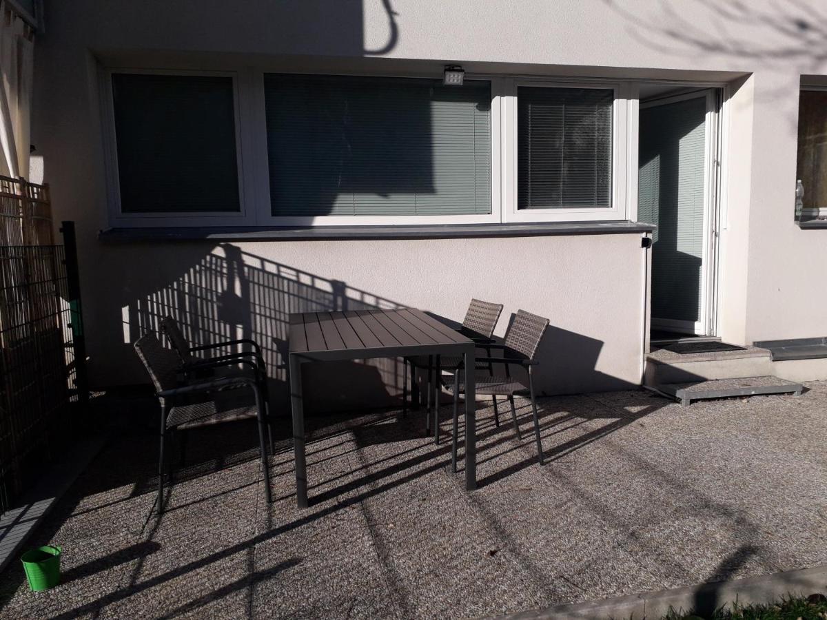 Appartamento Cosy Flat In The Quiet Area With Own Garden, Free Parking And Direct Public Transport Link To The Centre Vienna Esterno foto
